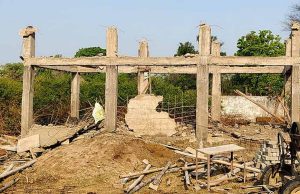 निर्माणाधीन श्मशान घाट का शेड हुआ धराशायी, घटिया निर्माण सामग्री का किया इस्तेमाल