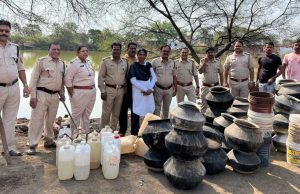 दुर्ग जिले में 200 लीटर महुआ शराब और 4,000 किलो लाहन जब्त