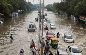 दिल्ली में यमुना का जलस्तर खतरे के निशान से ऊपर, सड़कों पर समंदर जैसा नजारा