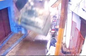शाजापुर में होटल का शौचालय गिरा, नीचे खड़ी स्कूटी चकनाचूर
