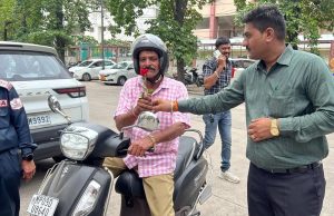 इंदौर के सरकारी दफ्तरों में बिना हेलमेट एंट्री नहीं! पहनने वालों का हो रहा स्वागत