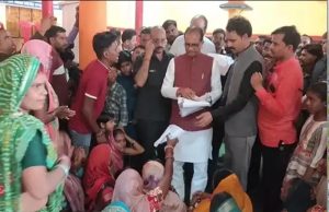 बाढ़ पीड़ितों से मिले केंद्रीय मंत्री शिवराज, मूंग उपार्जन केंद्र का किया औचक निरीक्षण