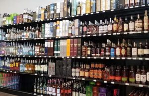 यूपी में शराब ठेका खोलने की मची होड़: एक दुकान के लिए 265 आवेदन, जानिए नियम और कमाई का गणित