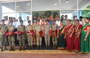 रायपुर : उप मुख्यमंत्री और वन मंत्री को ‘दंतेश्वरी फाइटर्स’ आत्मसमर्पित माओवादी बहनों ने बांधा रक्षा सूत्र