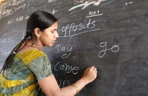 देश में पहली बार 1 करोड़ टीचर, लेकिन 1 लाख स्कूलों में सिर्फ एक-एक शिक्षक, 8 हजार स्कूलों में कोई स्टूडेंट नहीं