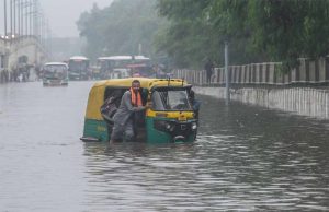 दिल्ली-NCR में बारिश से हाहाकार: उड़ानें लेट, सड़कों पर जलभराव से ट्रैफिक जाम