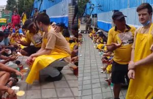 कनाडाई व्लॉगर ने दिखाई गंदगी, तो फुटपाथ पर बैठकर खाना खाने पहुंचे म्युनिसिपल कमिश्नर