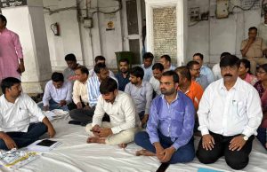 अवैध कब्जा हटाने गई सरकारी टीम पर ही एफआईआर,लेखपालों और नायब तहसीलदारों ने FIR खत्म करने को लेकर दिया धरना