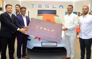 भारत में पहली TESLA डिलीवरी, मंत्री प्रताप सरनाईक ने ली चाबी, पोते को देंगे गिफ्ट
