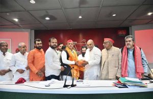 अखिलेश यादव से आज महंत श्री रमेश दास जी महाराज ने भेंट की