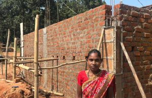 मिट्टी की झोपड़ी से पक्के घर तक : सन्ना गांव की महंती बेक की कहानी