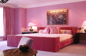 रिश्तों में बढ़ेगा प्यार: बेडरूम में लगाएं इस रंग की लाइट, जानें इसका असर