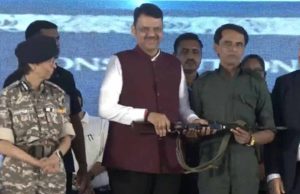 गढ़चिरौली: सीएम फडणवीस के सामने 60 नक्सलियों का सरेंडर, कमांडर सोनू ने किया हथियार समर्पण