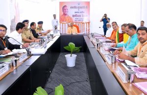 झांसी में सीएम ने विकास कार्यों और कानून व्यवस्था को लेकर अफसरों और जनप्रतिनिधियों संग की बैठक