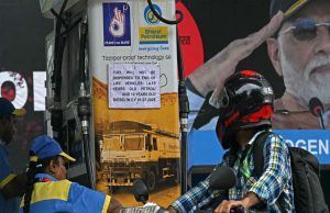 इंदौर में खत्म हुआ नो हेलमेट, नो पेट्रोल नियम, कलेक्टर ने की जनता से जागरूकता की अपील