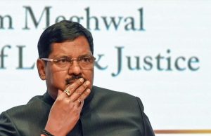 सुप्रीम कोर्ट में CJI बीआर गवई पर वकील ने जूता फेंका, आरोपी को पुलिस ने हिरासत में लिया