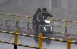 IMD का अलर्ट: अगले 48 घंटों में कई जिलों में भारी बारिश और बिजली गिरने की चेतावनी