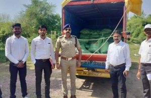खाद का अवैध परिवहन करने पर थाना नौगांव में 2 लोगों पर एफआईआर