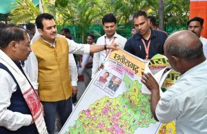 पेंटर शिवकुमार निराला ने मुख्यमंत्री विष्णु देव साय को भेंट किया विशिष्ट ‘राजनीतिक मानचित्र’