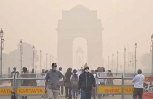 दिल्ली-NCR में जहरीली हवा का कहर: इंडिया गेट धुंध में ओझल, कई इलाकों में AQI 400+