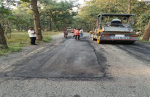 रायपुर : उप मुख्यमंत्री की घोषणा के अनुरूप कारीआम-बसंतपुर मार्ग और गौरेला-वेंकटनगर मार्ग में तेजी से चल रहा है बीटी पेच रिपेयर का कार्य