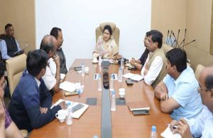 विकास कार्यों में तेजी लाएं, जनता को मिले सीधा लाभ : राज्यमंत्री श्रीमती गौर