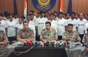 माओवादियों को बड़ा झटका: 37 नक्सली शांति की राह पर आए, 27 पर था 65 लाख रुपये इनाम