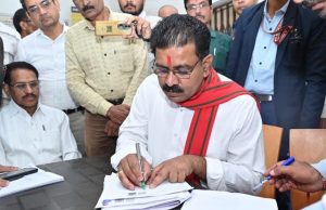 रायपुर : उपमुख्यमंत्री ने मतदान केंद्र पहुंचकर भरा अपना एसआईआर का फॉर्म