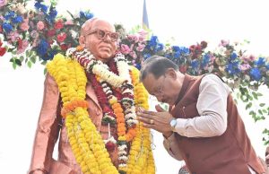मुख्यमंत्री विष्णुदेव साय ने संविधान दिवस के अवसर पर डॉ. भीमराव अंबेडकर की प्रतिमा पर माल्यार्पण कर किया नमन