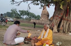 खजुराहो: जवारी मंदिर की मूर्ति विवाद पर राकेश दलाल ने मंदिर के सामने बगलामुखी हवन कर पूजा-अर्चना की
