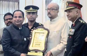 सशस्त्र सेना झंडा दिवस: राज्यभर से जुटाए गए 18 लाख रुपये, कलेक्टर डॉ. गौरव सिंह को राज्यपाल ने किया सम्मानित