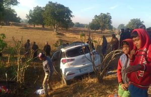 तेज रफ्तार कार ट्रेलर से भिड़ी, एक ही गांव के 5 लोगों की दर्दनाक मौत