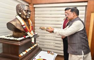 मुख्यमंत्री विष्णु देव साय ने भारत रत्न अटल बिहारी वाजपेयी की प्रतिमा पर माल्यार्पण कर दी श्रद्धांजलि