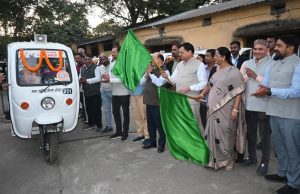 रायपुर : डोर-टू-डोर अपशिष्ट संग्रहण कार्य में ई-रिक्शों के उपयोग से स्वच्छता दीदियों को होगी श्रम व समय की बचत : उद्योग मंत्री देवांगन