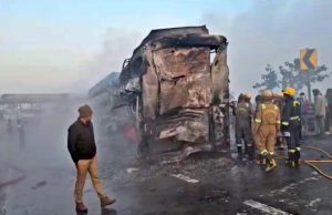 कुहासा बना काल: यमुना एक्सप्रेसवे पर 5 बसों और कारों में आग, मथुरा, उन्नाव और बस्ती में भी हादसे