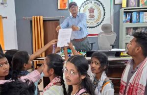 छात्रों ने SDM को सौंपा ज्ञापन, कॉलेज के रास्ते से शराब दुकान हटाने की मांग