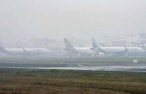 दिल्ली-NCR में घना कोहरा और स्मॉग, 22 उड़ानें रद्द, विजिबिलिटी प्रभावित