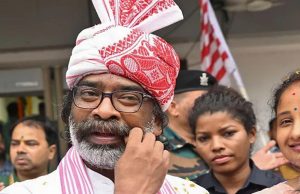 झारखंड की राजनीति में हलचल: पोस्टर हटे, साथी गायब और हेमंत सोरेन दिल्ली रवाना—कुछ तो बड़ा पक रहा है!