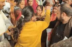 नायब तहसीलदार पर मारपीट का आरोप, खाद लेने आई छात्रा से भी की अभद्रता