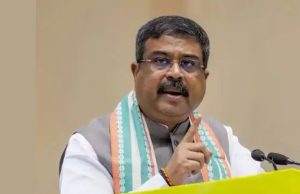 ₹500 गुलदस्ता 20 सेकंड के लिए, इतना पैसा 2 KG सेब लेने में लगेगा” — धर्मेंद्र प्रधान का तीखा सुझाव