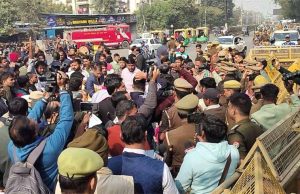 UPPSC के बाहर बवाल: मांगों को लेकर सड़क पर उतरे प्रतियोगी छात्र, पुलिस से हुई झड़प