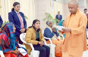 जनता दर्शन में सीएम योगी का भरोसा, बोले— हर फरियादी की समस्या का होगा समयबद्ध समाधान