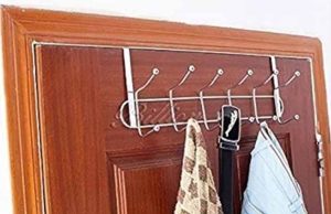 दरवाजे के पीछे कपड़े टांगना पड़ सकता है भारी, जानिए छुपा खतरा