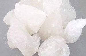 लॉकर में फिटकरी रखने से चमकेगी किस्मत! जल्द बढ़ सकता है आपका बैंक बैलेंस