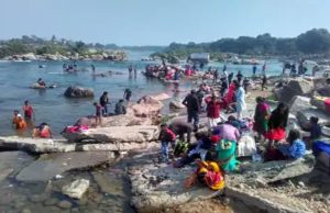 ओरछा में श्रद्धालुओं ने बेतवा नदी में लगाई डुबकी, रामराजा सरकार के दर्शन से मनाई मकर संक्रांति