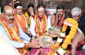 रायपुर : नववर्ष पर मुख्यमंत्री विष्णुदेव साय व केंद्रीय पर्यटन मंत्री ने भोरमदेव मंदिर में की पूजा-अर्चना