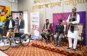 दिव्यांग दोस्त को शिवराज ने भेंट की मोटराइज्ड ट्राईसाइकिल, विदिशा में किया वादा निभाया