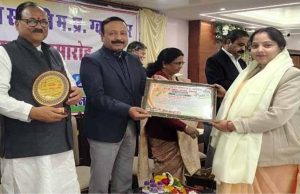 चलती ट्रेन में प्रसव पीड़ा से जूझती गर्भवती को बचाया, आरक्षक नीतू रावत को मिला विशेष सम्मान