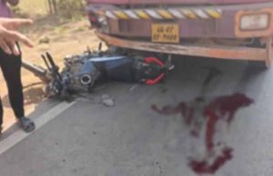 भीषण सड़क हादसा: लौह अयस्क से लदे ट्रक की टक्कर से बाइक सवार 50 मीटर तक घसीटे गए, दो युवकों की दर्दनाक मौत