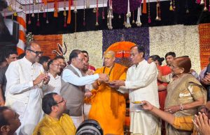 मुख्यमंत्री विष्णुदेव साय ने महामंडलेश्वर स्वामी कैलाशानंद गिरी से लिया आशीर्वाद, आध्यात्मिक विषयों पर संवाद
